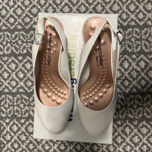 Walking Cradles Jolly White Sandals 8WW - Brand new in original box